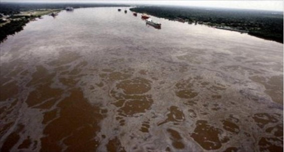 Water treatment plants shut off for the oil spill in Gomati river: Drinking water crisis hits the common people Water treatment plants shut off for the oil spill in Gomati river: Drinking water crisis hits the common people